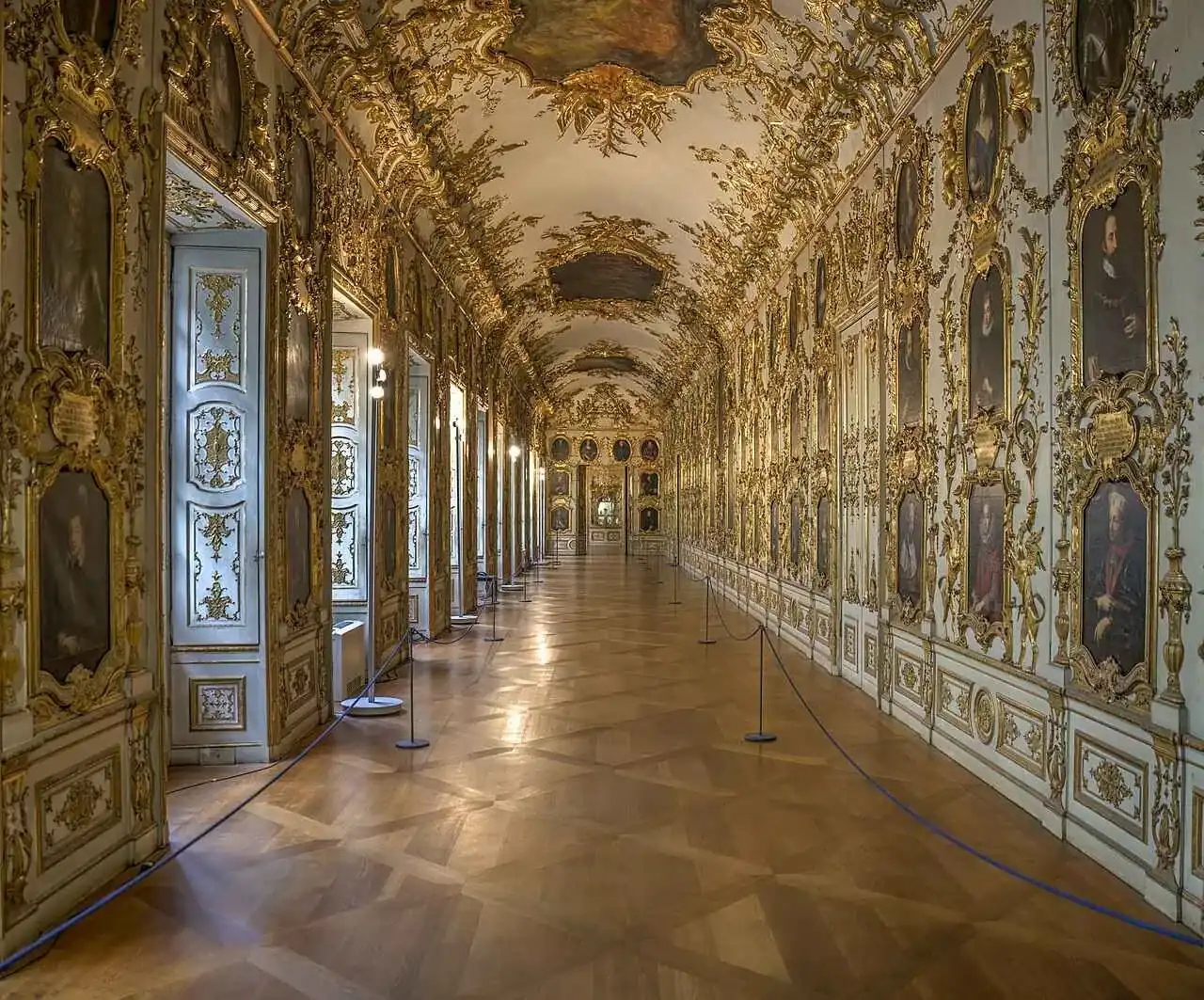 La Galerie des Ancêtres, dorée d'un bout à l'autre