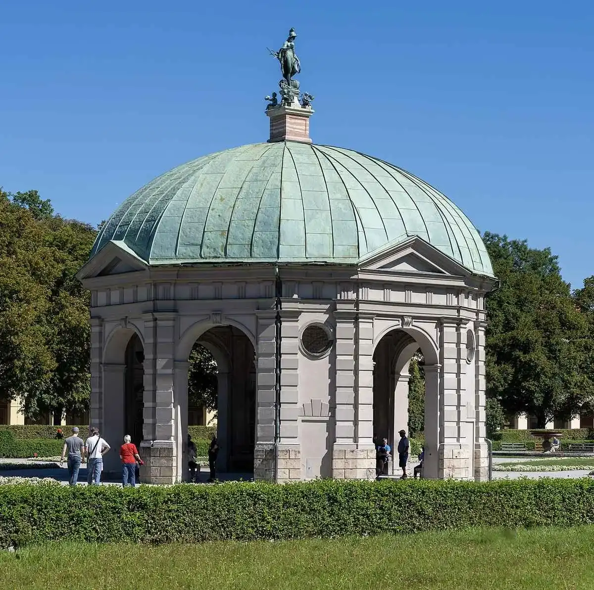 Le Dianatempel au centre du Hofgarten, accessible gratuitement